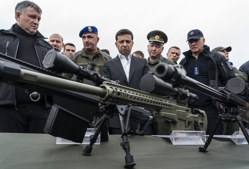 Volodymyr Zelenskiy inspecciona rifles de francotirador durante un simulacro en Stare, Ucrania, en 2019. Volodymyr Zelenskiy inspecciona rifles de francotirador durante un simulacro en Stare, Ucrania, en 2019.
