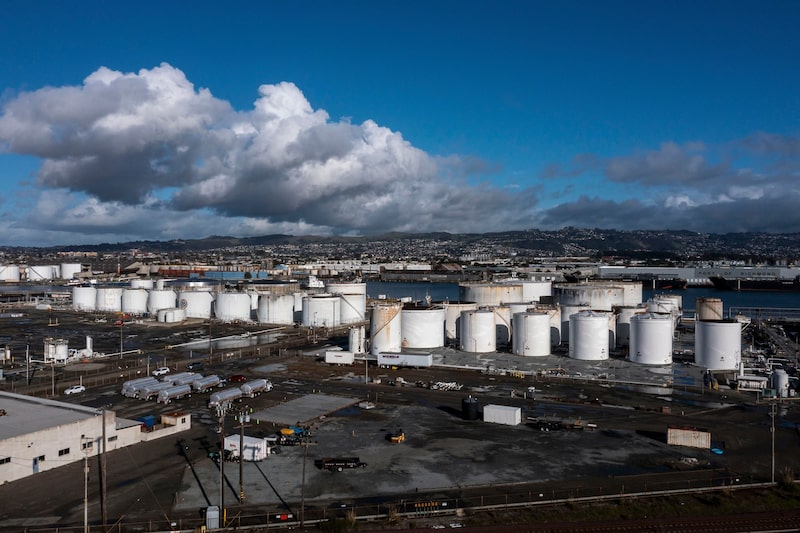 Tanques de almacenamiento en el puerto de Richmond en Richmond, California. Fotógrafo: David Paul Morris/Bloomberg. Tanques de almacenamiento en el puerto de Richmond en Richmond, California. Fotógrafo: David Paul Morris/Bloomberg.