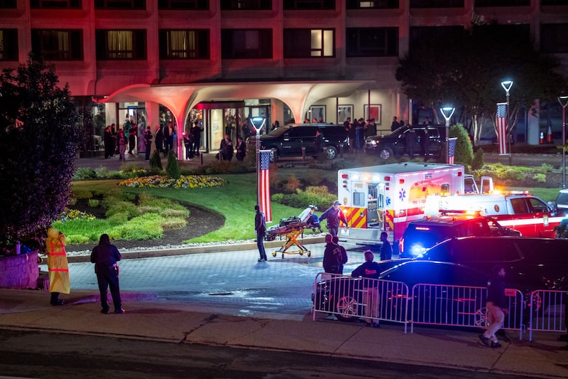 Servicios de emergencia de Washington D. C. llegan al hotel Washington Hilton, donde se produjeron disparos cerca de la cena de corresponsales de la Casa Blanca, celebrada en Washington el 25 de abril. Fotógrafo: Andrew Leyden/Getty Images Servicios de emergencia de Washington D. C. llegan al hotel Washington Hilton, donde se produjeron disparos cerca de la cena de corresponsales de la Casa Blanca, celebrada en Washington el 25 de abril. Fotógrafo: Andrew Leyden/Getty Images