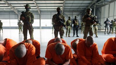 Daniel Noboa anuncia el traslado de 300 presos a la ‘Cárcel del Encuentro’ con fotos a lo Bukele Daniel Noboa anuncia el traslado de 300 presos a la ‘Cárcel del Encuentro’ con fotos a lo Bukele