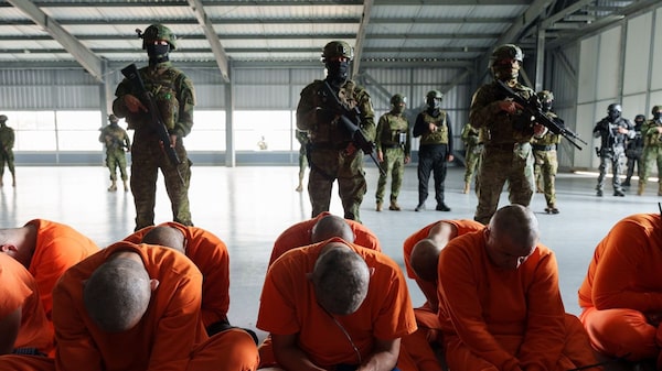 Daniel Noboa anuncia el traslado de 300 presos a la ‘Cárcel del Encuentro’ con fotos a lo Bukele Daniel Noboa anuncia el traslado de 300 presos a la ‘Cárcel del Encuentro’ con fotos a lo Bukele