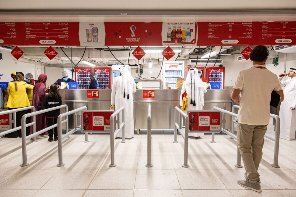 Clientes en un quiosco de bebidas en la Copa Mundial de la FIFA, en el estadio Al Bayt en Al Khor, Catar. Clientes en un quiosco de bebidas en la Copa Mundial de la FIFA, en el estadio Al Bayt en Al Khor, Catar.