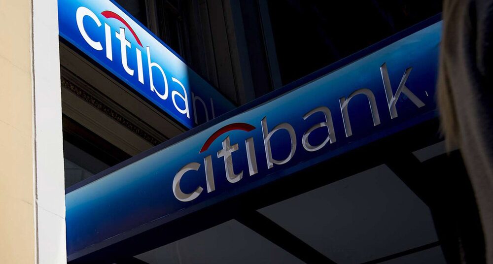 La silueta de un peatón con un dispositivo móvil al pasar por delante de una sucursal bancaria de Citigroup Inc., en San Francisco. La silueta de un peatón con un dispositivo móvil al pasar por delante de una sucursal bancaria de Citigroup Inc., en San Francisco.