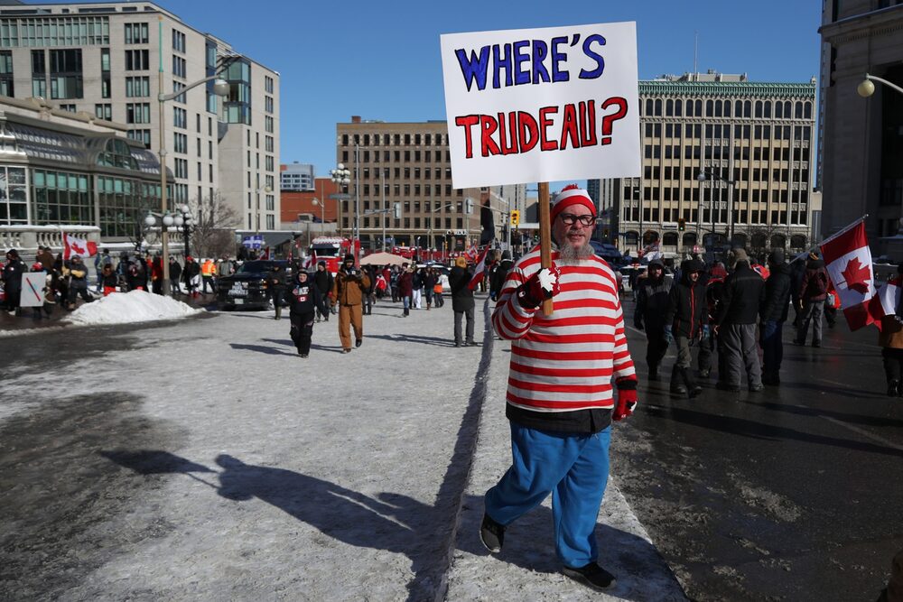 Un manifestante lleva un cartel durante la manifestación "Freedom Convoy" en Ottawa el 5 de febrero de 2022. Un manifestante lleva un cartel durante la manifestación "Freedom Convoy" en Ottawa el 5 de febrero de 2022.