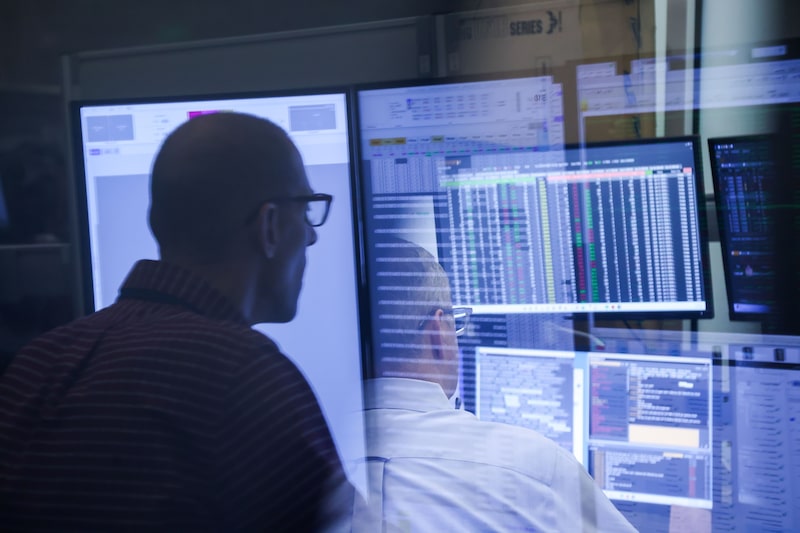Los operadores trabajan en la Bolsa de Valores de Nueva York. Fotógrafo: Michael Nagle/Bloomberg. Los operadores trabajan en la Bolsa de Valores de Nueva York. Fotógrafo: Michael Nagle/Bloomberg.