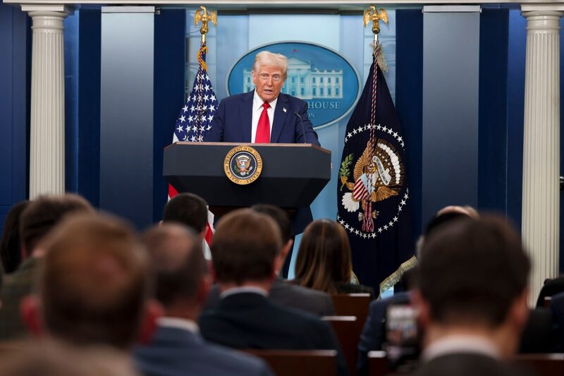 Los economistas advierten de que una guerra comercial dispararía los costes para los fabricantes estadounidenses que dependen de materiales importados. Los economistas advierten de que una guerra comercial dispararía los costes para los fabricantes estadounidenses que dependen de materiales importados.