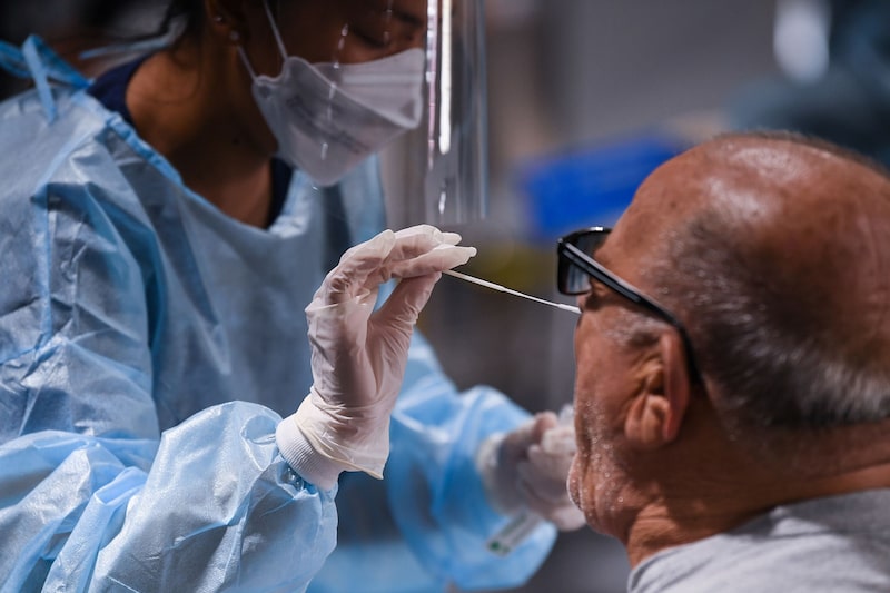 Una persona se realiza un test de Covid-19 en Australia. Una persona se realiza un test de Covid-19 en Australia.