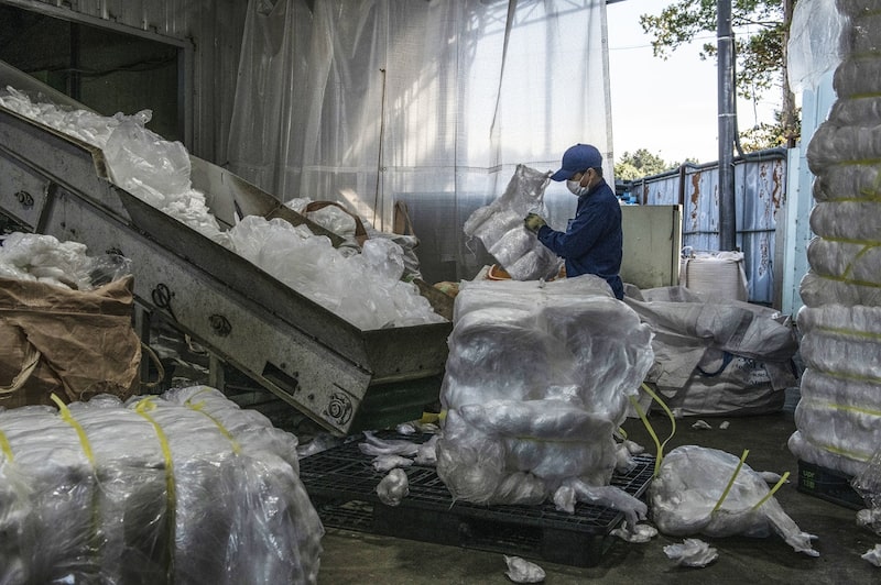 Um trabalhador coloca sacolas plásticas em uma máquina trituradora, onde serão recicladas e transformadas em pellets, em uma empresa de reciclagem de plástico em Kasama, no Japão. (Foto: Carl Court/Getty Images) Um trabalhador coloca sacolas plásticas em uma máquina trituradora, onde serão recicladas e transformadas em pellets, em uma empresa de reciclagem de plástico em Kasama, no Japão. (Foto: Carl Court/Getty Images)