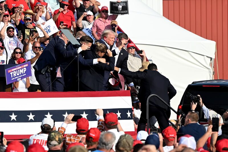 El expresidente estadounidense Donald Trump es rodeado por agentes del Servicio Secreto durante un acto de campaña en Butler Farm Show Inc. en Butler, Pensilvania, Estados Unidos, el sábado 13 de julio de 2024. Fotógrafo: Joe Appel/Bloomberg El expresidente estadounidense Donald Trump es rodeado por agentes del Servicio Secreto durante un acto de campaña en Butler Farm Show Inc. en Butler, Pensilvania, Estados Unidos, el sábado 13 de julio de 2024. Fotógrafo: Joe Appel/Bloomberg
