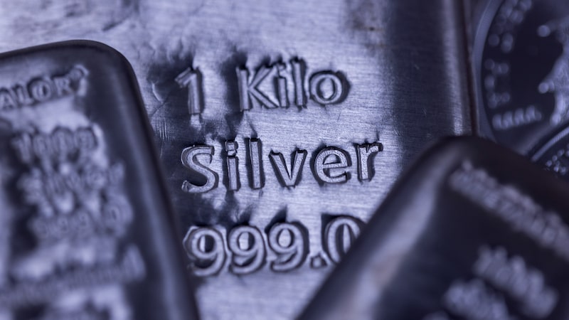Prata já sobe 80% no ano. E a queda do estoque na China eleva a pressão sobre o preço Prata já sobe 80% no ano. E a queda do estoque na China eleva a pressão sobre o preço