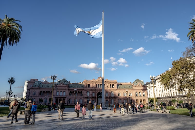 Economía argentina se frena y golpea a Milei antes de los comicios clave Economía argentina se frena y golpea a Milei antes de los comicios clave