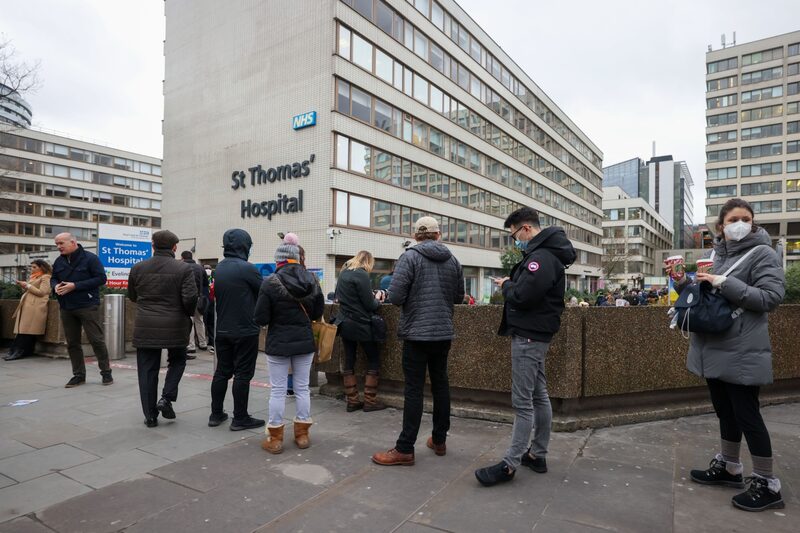 Visitantes hacen cola para recibir la vacuna contra el Covid-19 en el Hospital St. Thomas de Londres, Reino Unido, el lunes 13 de diciembre de 2021. El primer ministro, Boris Johnson, advirtió que Reino Unido se enfrenta a una oleada de infecciones de omicronio y fijó un plazo de fin de año para el programa de vacunación de refuerzo del país. Visitantes hacen cola para recibir la vacuna contra el Covid-19 en el Hospital St. Thomas de Londres, Reino Unido, el lunes 13 de diciembre de 2021. El primer ministro, Boris Johnson, advirtió que Reino Unido se enfrenta a una oleada de infecciones de omicronio y fijó un plazo de fin de año para el programa de vacunación de refuerzo del país.