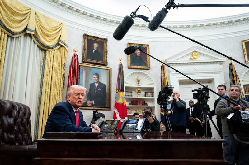 El impredecible giro de los aranceles de Trump desorienta a empresas y mercados. El impredecible giro de los aranceles de Trump desorienta a empresas y mercados.