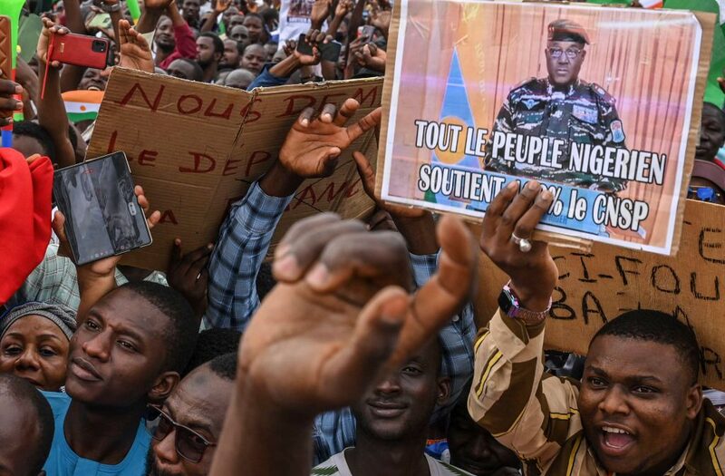 Un simpatizante sostiene una pancarta del nuevo gobernante militar de Níger, el general Abdourahamane Tiani, mientras se reúnen en la Plaza de la Concertación de Niamey el 20 de agosto Fuente: AFP/Getty Images Un simpatizante sostiene una pancarta del nuevo gobernante militar de Níger, el general Abdourahamane Tiani, mientras se reúnen en la Plaza de la Concertación de Niamey el 20 de agosto Fuente: AFP/Getty Images