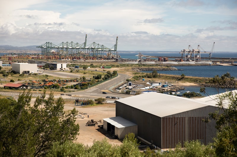 El partido en el poder, el PSD, afirma que la fábrica situará a Portugal en el centro de la transición de la Unión Europea hacia los vehículos eléctricos. El partido en el poder, el PSD, afirma que la fábrica situará a Portugal en el centro de la transición de la Unión Europea hacia los vehículos eléctricos.