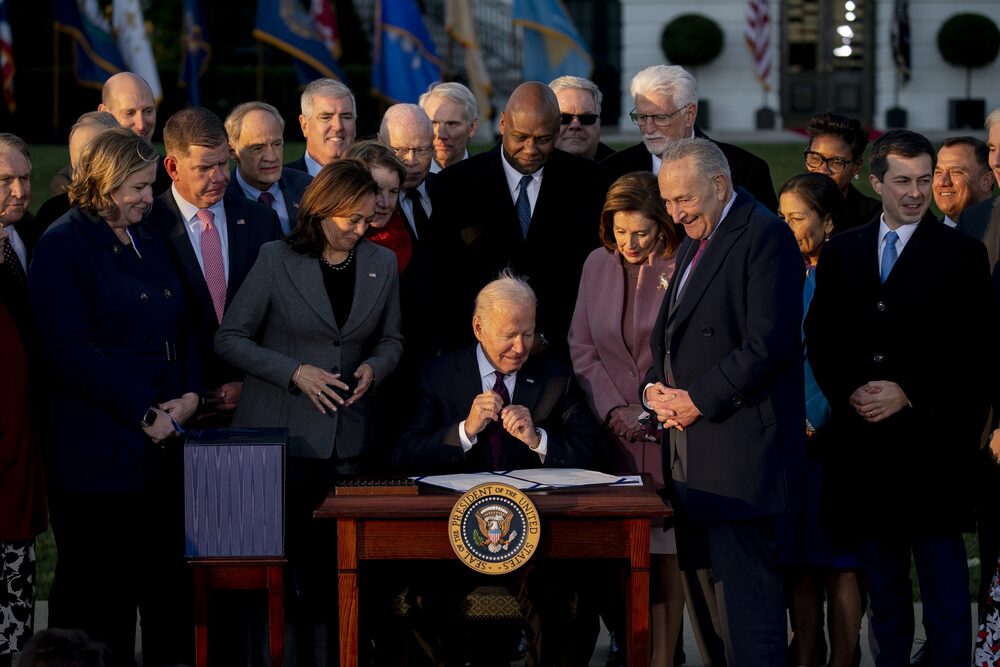 Joe Biden assina a Lei de Investimentos em Infraestrutura e Empregos em 2021 (Foto: Stefani Reynolds/Bloomberg) Joe Biden assina a Lei de Investimentos em Infraestrutura e Empregos em 2021 (Foto: Stefani Reynolds/Bloomberg)