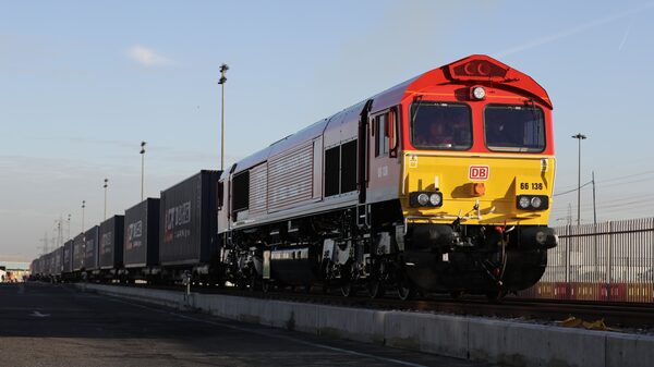 China vende tanto a Rusia que los contenedores se amontonan China vende tanto a Rusia que los contenedores se amontonan