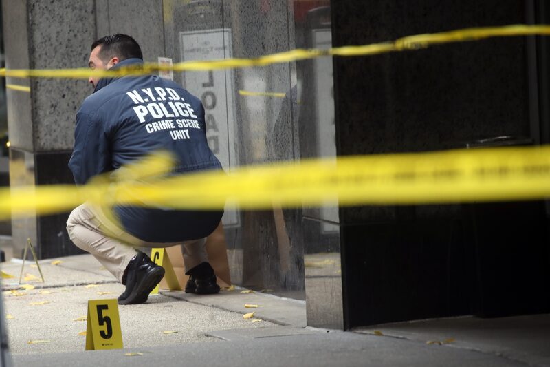 O Departamento de Polícia de Nova York segue em busca da identificação do principal suspeito pelo assassinato do CEO da United Healthcare O Departamento de Polícia de Nova York segue em busca da identificação do principal suspeito pelo assassinato do CEO da United Healthcare