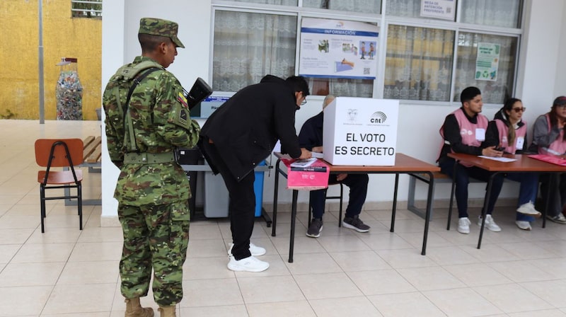 Consulta popular y referéndum del domingo 16 de noviembre en Ecuador. Consulta popular y referéndum del domingo 16 de noviembre en Ecuador.
