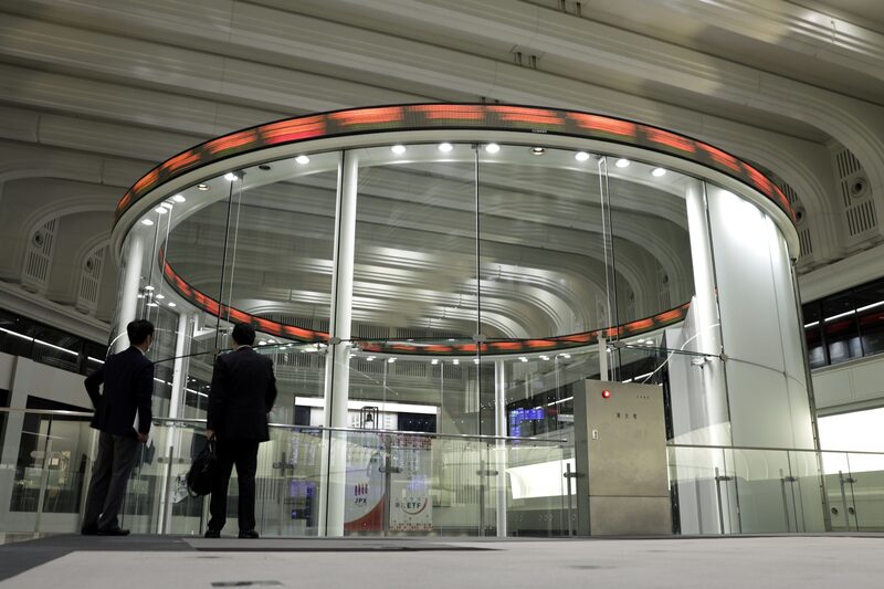 Los visitantes miran un teletipo electrónico en la Bolsa de Tokio (TSE), operada por Japan Exchange Group Inc. (JPX), en Tokio, Japón, el jueves 29 de octubre de 2020. Fotógrafo: Kiyoshi Ota/Bloomberg Los visitantes miran un teletipo electrónico en la Bolsa de Tokio (TSE), operada por Japan Exchange Group Inc. (JPX), en Tokio, Japón, el jueves 29 de octubre de 2020. Fotógrafo: Kiyoshi Ota/Bloomberg