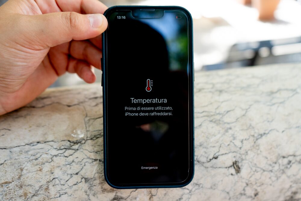 Una advertencia en un iPhone que dice "¡Temperatura! Una advertencia en un iPhone que dice "¡Temperatura!