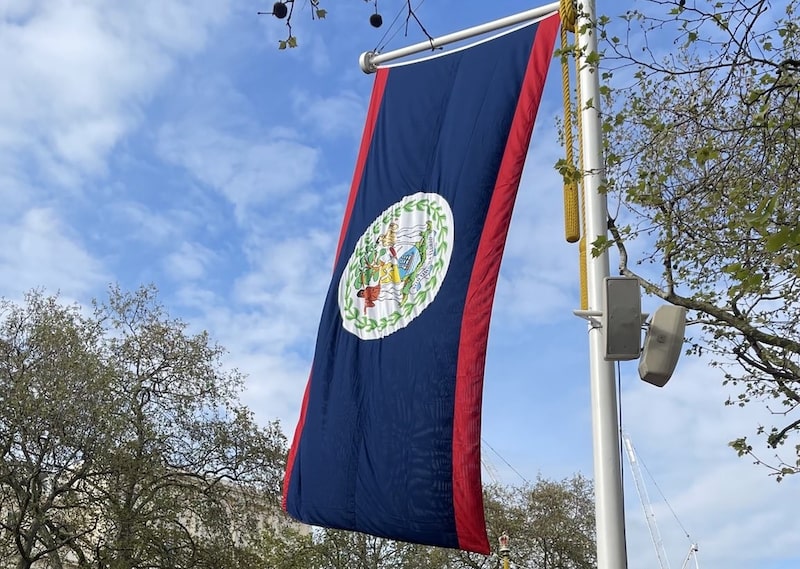 A bandeira de Belize tremula na rua The Mall, perto do Palácio de Buckingham, em 2 de maio de 2023. (Foto: @andywigmore) A bandeira de Belize tremula na rua The Mall, perto do Palácio de Buckingham, em 2 de maio de 2023. (Foto: @andywigmore)