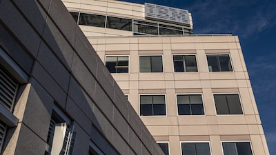 IBM recorta previsiones de ventas para todo el año por menor demanda de computadores centrales IBM recorta previsiones de ventas para todo el año por menor demanda de computadores centrales