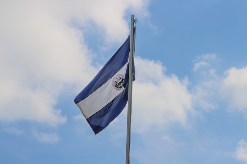 La bandera de El Salvador en un acto cívico el 6 de septiembre de 2024. La bandera de El Salvador en un acto cívico el 6 de septiembre de 2024.