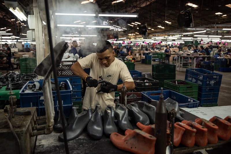 Un trabajador da forma al cuero para un zapato en la planta de producción de la fábrica de calzado Calzado Rómulo en Yumbo, departamento del Valle del Cauca, Colombia, el viernes 10 de marzo de 2023 Un trabajador da forma al cuero para un zapato en la planta de producción de la fábrica de calzado Calzado Rómulo en Yumbo, departamento del Valle del Cauca, Colombia, el viernes 10 de marzo de 2023