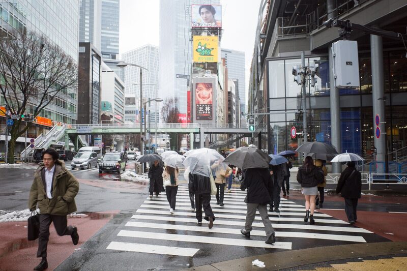 Pedestres em Tóquio: investidores locais ainda "digerem" fim da era de juros negativos no país (Foto: Kentaro Takahashi/Bloomberg) Pedestres em Tóquio: investidores locais ainda "digerem" fim da era de juros negativos no país (Foto: Kentaro Takahashi/Bloomberg)