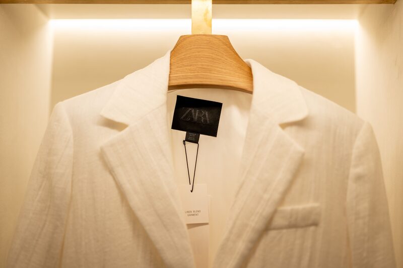 Una chaqueta a la venta en una tienda de ropa Zara en A Coruña, España, el martes 10 de junio de 2025. Una chaqueta a la venta en una tienda de ropa Zara en A Coruña, España, el martes 10 de junio de 2025.