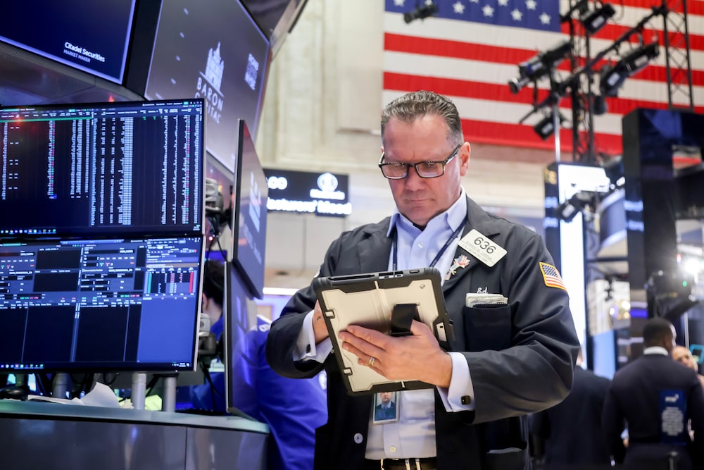 A trader works on the floor of the New York Stock Exchange (NYSE) in New York, US, on Monday, Dec. 15, 2025. The last full trading week of 2025 started with stocks falling and bonds rising as Wall Street geared up for key economic data that will help shape the Federal Reserve rate outlook. Photographer: Michael Nagle/Bloomberg A trader works on the floor of the New York Stock Exchange (NYSE) in New York, US, on Monday, Dec. 15, 2025. The last full trading week of 2025 started with stocks falling and bonds rising as Wall Street geared up for key economic data that will help shape the Federal Reserve rate outlook. Photographer: Michael Nagle/Bloomberg