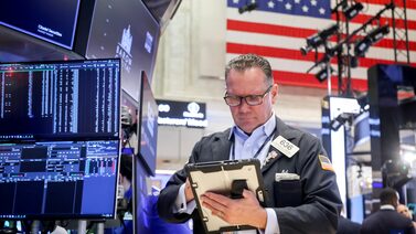 Wall Street rebota con cautela en medio de incertidumbre por ataques de Trump a la Fed Wall Street rebota con cautela en medio de incertidumbre por ataques de Trump a la Fed