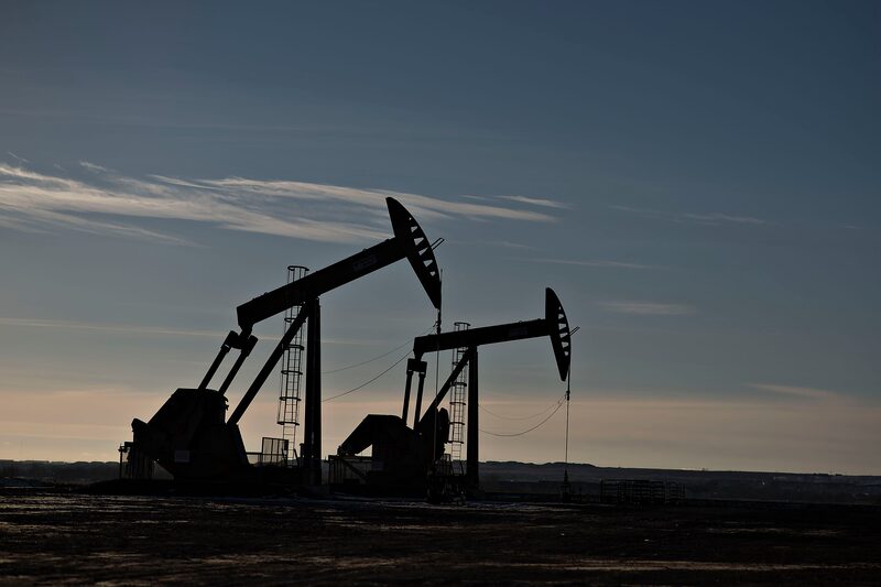 Las siluetas de las bombas de extracción se ven en el emplazamiento de un pozo petrolífero a las afueras de Williston, Dakota del Norte, EE. UU., el miércoles 11 de febrero de 2015. Las siluetas de las bombas de extracción se ven en el emplazamiento de un pozo petrolífero a las afueras de Williston, Dakota del Norte, EE. UU., el miércoles 11 de febrero de 2015.