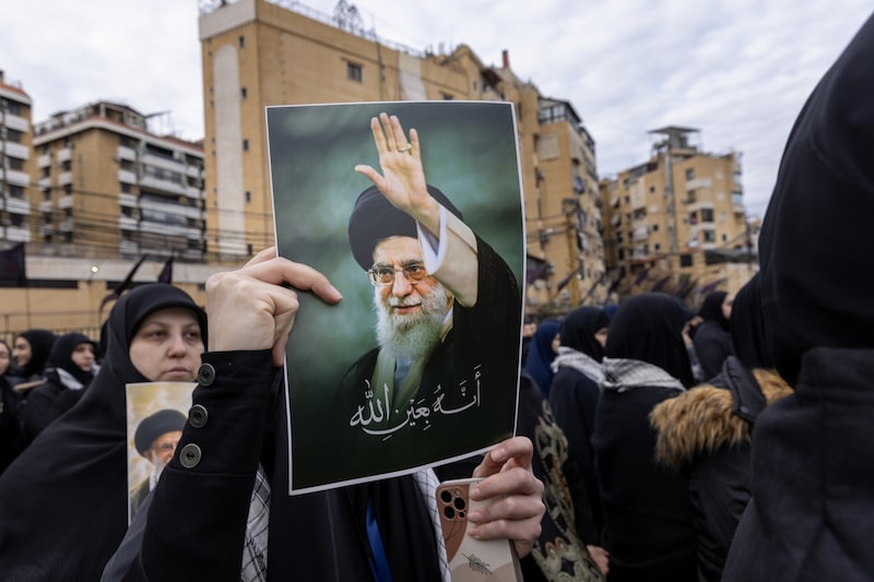 Una mujer sostiene una foto del antiguo líder supremo de Irán, el ayatolá Alí Jamenei, en Beirut, Líbano, el 1 de marzo.
Fotógrafo: Daniel Carde/Getty Images
Una mujer sostiene una foto del antiguo líder supremo de Irán, el ayatolá Alí Jamenei, en Beirut, Líbano, el 1 de marzo.
Fotógrafo: Daniel Carde/Getty Images