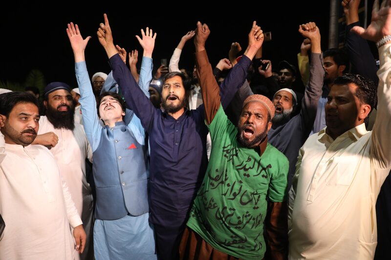 El primer ministro de Pakistán, Imran Khan, fue destituido de su cargo tras perder una moción de censura después de una semana de dramáticos acontecimientos políticos, convirtiéndose en el primer líder elegido en la historia del país en ser destituido por el Parlamento. Fotógrafo: Asad Zaidi/Bloomberg El primer ministro de Pakistán, Imran Khan, fue destituido de su cargo tras perder una moción de censura después de una semana de dramáticos acontecimientos políticos, convirtiéndose en el primer líder elegido en la historia del país en ser destituido por el Parlamento. Fotógrafo: Asad Zaidi/Bloomberg