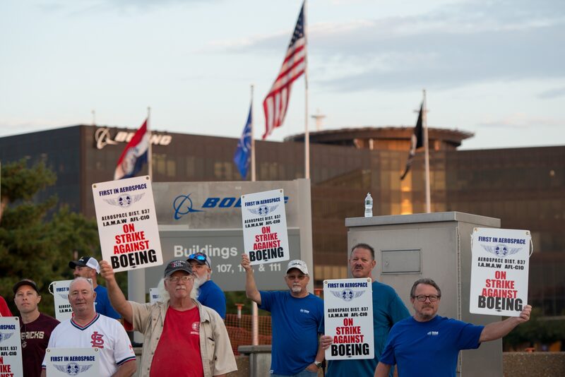 Trabajadores protestan frente a las instalaciones de Boeing Defense, Space & Security en Berkeley, Misuri. Fotógrafo: Neeta Satam/Bloomberg. Trabajadores protestan frente a las instalaciones de Boeing Defense, Space & Security en Berkeley, Misuri. Fotógrafo: Neeta Satam/Bloomberg.