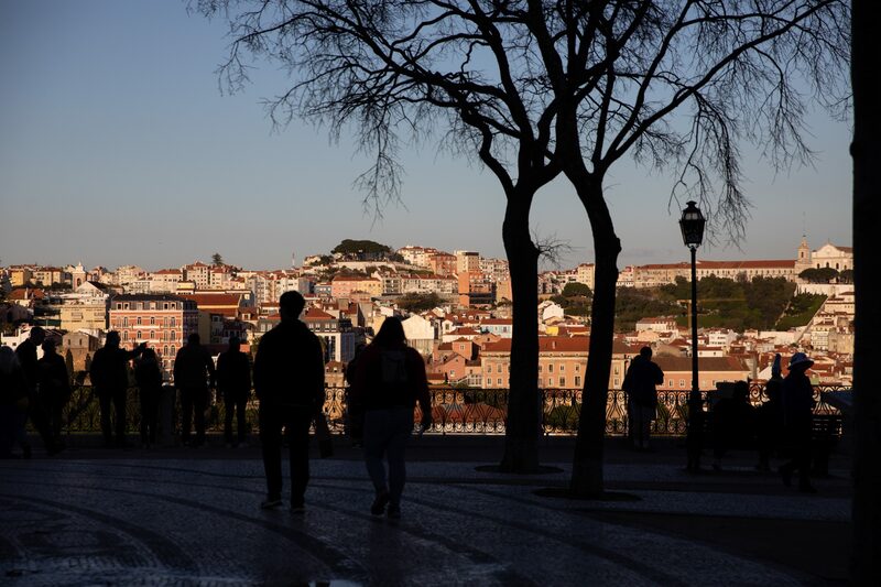 El planteamiento de Portugal contrasta no sólo con el de España, que desechó su programa de visados de oro en abril por las quejas de que estaba disparando los precios de la vivienda, sino también con el de otras naciones europeas. El planteamiento de Portugal contrasta no sólo con el de España, que desechó su programa de visados de oro en abril por las quejas de que estaba disparando los precios de la vivienda, sino también con el de otras naciones europeas.