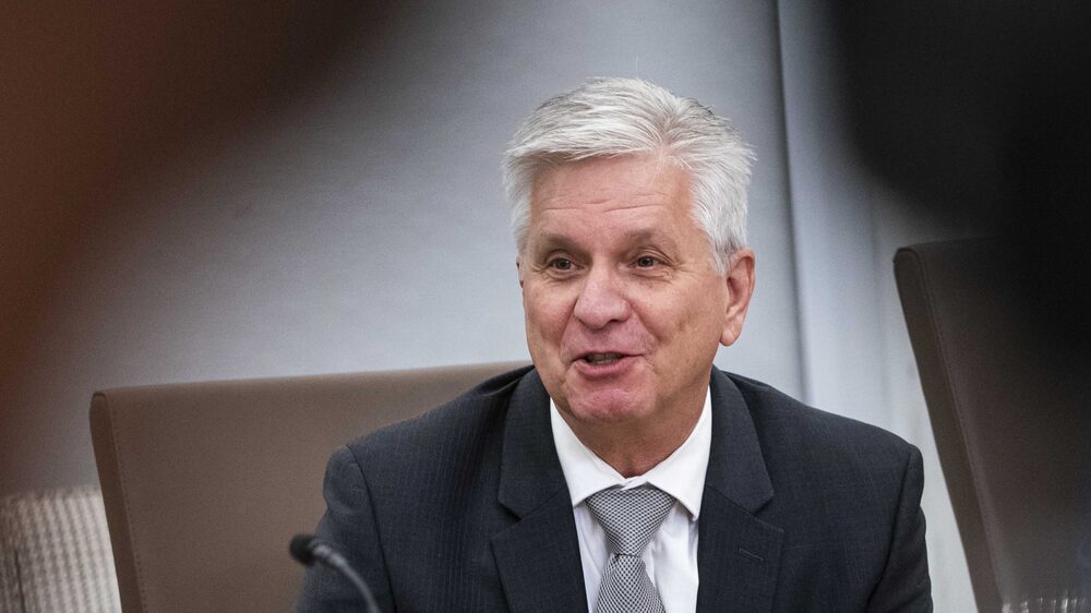 El gobernador Christopher Waller reiteró su apoyo a un recorte de 25 puntos básicos en septiembre y alertó sobre el deterioro del mercado laboral. El gobernador Christopher Waller reiteró su apoyo a un recorte de 25 puntos básicos en septiembre y alertó sobre el deterioro del mercado laboral.