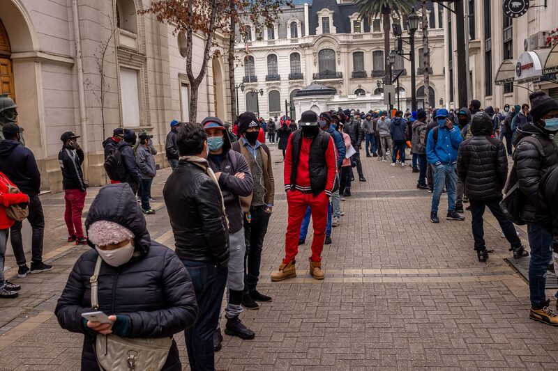 Personas con mascarillas hacen cola frente a una oficina de gestión de fondos de pensiones en Santiago, Chile, el 27 de julio. Personas con mascarillas hacen cola frente a una oficina de gestión de fondos de pensiones en Santiago, Chile, el 27 de julio.