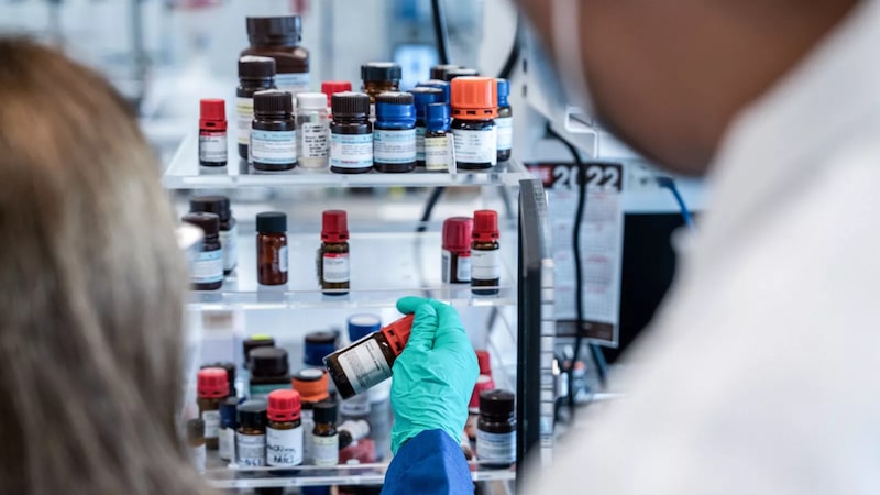 AbbVie fue fundada en 2013 cuando se separó de Abbott. AbbVie fue fundada en 2013 cuando se separó de Abbott.