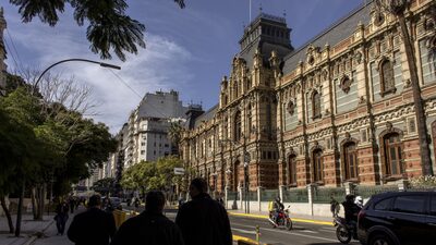Tenedores de bonos de AySA aún esperan el pago una semana después de que venciera el plazo Tenedores de bonos de AySA aún esperan el pago una semana después de que venciera el plazo
