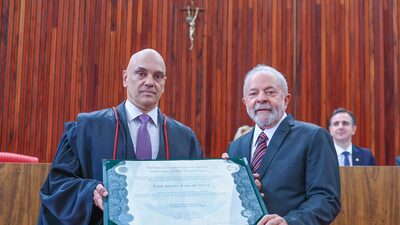 Em diplomação, Lula cumprimenta STF e TSE por ‘defesa da democracia’ Em diplomação, Lula cumprimenta STF e TSE por ‘defesa da democracia’
