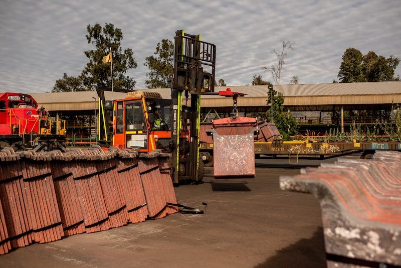 En una planta de Codelco en El Olivar, Chile, se cargan ánodos de cobre para su envío. Fotógrafo: Cristóbal Olivares/Bloomberg. En una planta de Codelco en El Olivar, Chile, se cargan ánodos de cobre para su envío. Fotógrafo: Cristóbal Olivares/Bloomberg.