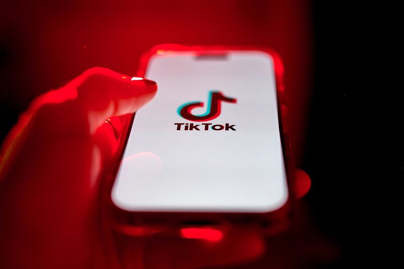 El logotipo de TikTok en un teléfono inteligente colocado en el distrito de Queens de Nueva York, EE. UU., el miércoles 15 de enero de 2025. Fotógrafo: Gabby Jones/Bloomberg El logotipo de TikTok en un teléfono inteligente colocado en el distrito de Queens de Nueva York, EE. UU., el miércoles 15 de enero de 2025. Fotógrafo: Gabby Jones/Bloomberg