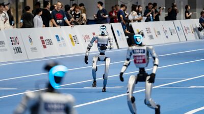 Robôs lutam, correm e jogam em evento que mistura olimpíada, IA e futurismo em Pequim Robôs lutam, correm e jogam em evento que mistura olimpíada, IA e futurismo em Pequim