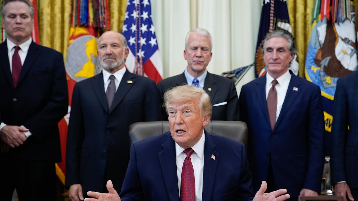 Trump todavía considera prohibir las exportaciones de diésel