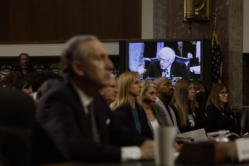 El presidente de la Comisión de Salud, Educación, Trabajo y Pensiones del Senado, Bernie Sanders (I-VT), durante una audiencia con el ex CEO de Starbucks, Howard Schultz, en el Dirksen Senate Office Building del Capitolio, el 29 de marzo de 2023 en Washington, DC. El presidente de la Comisión de Salud, Educación, Trabajo y Pensiones del Senado, Bernie Sanders (I-VT), durante una audiencia con el ex CEO de Starbucks, Howard Schultz, en el Dirksen Senate Office Building del Capitolio, el 29 de marzo de 2023 en Washington, DC.