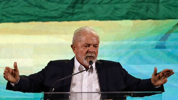 Lula hace oficial su candidatura presidencial en un acto en Sao Paulo Lula hace oficial su candidatura presidencial en un acto en Sao Paulo