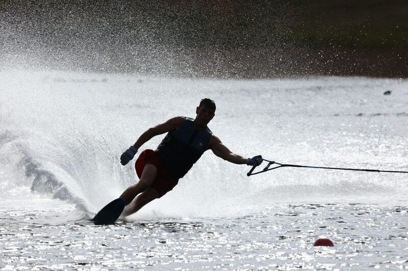 WEST PALM BEACH, FLORIDA - 26 DE MARZO: Un esquiador acuático navega por una vía acuática en el Parque Okeeheelee el 26 de marzo de 2021 en West Palm Beach, Florida. (Foto de Bruce Bennett/Getty Images) WEST PALM BEACH, FLORIDA - 26 DE MARZO: Un esquiador acuático navega por una vía acuática en el Parque Okeeheelee el 26 de marzo de 2021 en West Palm Beach, Florida. (Foto de Bruce Bennett/Getty Images)